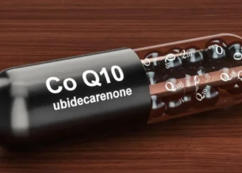 Cápsula de Coenzima Q10, com bolinhas escuras, destacando os benefícios dessa substância.