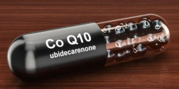 Cápsula de Coenzima Q10, com bolinhas escuras, destacando os benefícios dessa substância.