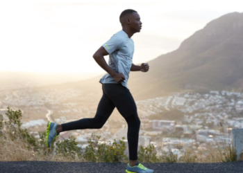 Pessoa correndo ao ar livre, representando exercício físico.