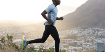 Pessoa correndo ao ar livre, representando exercício físico.