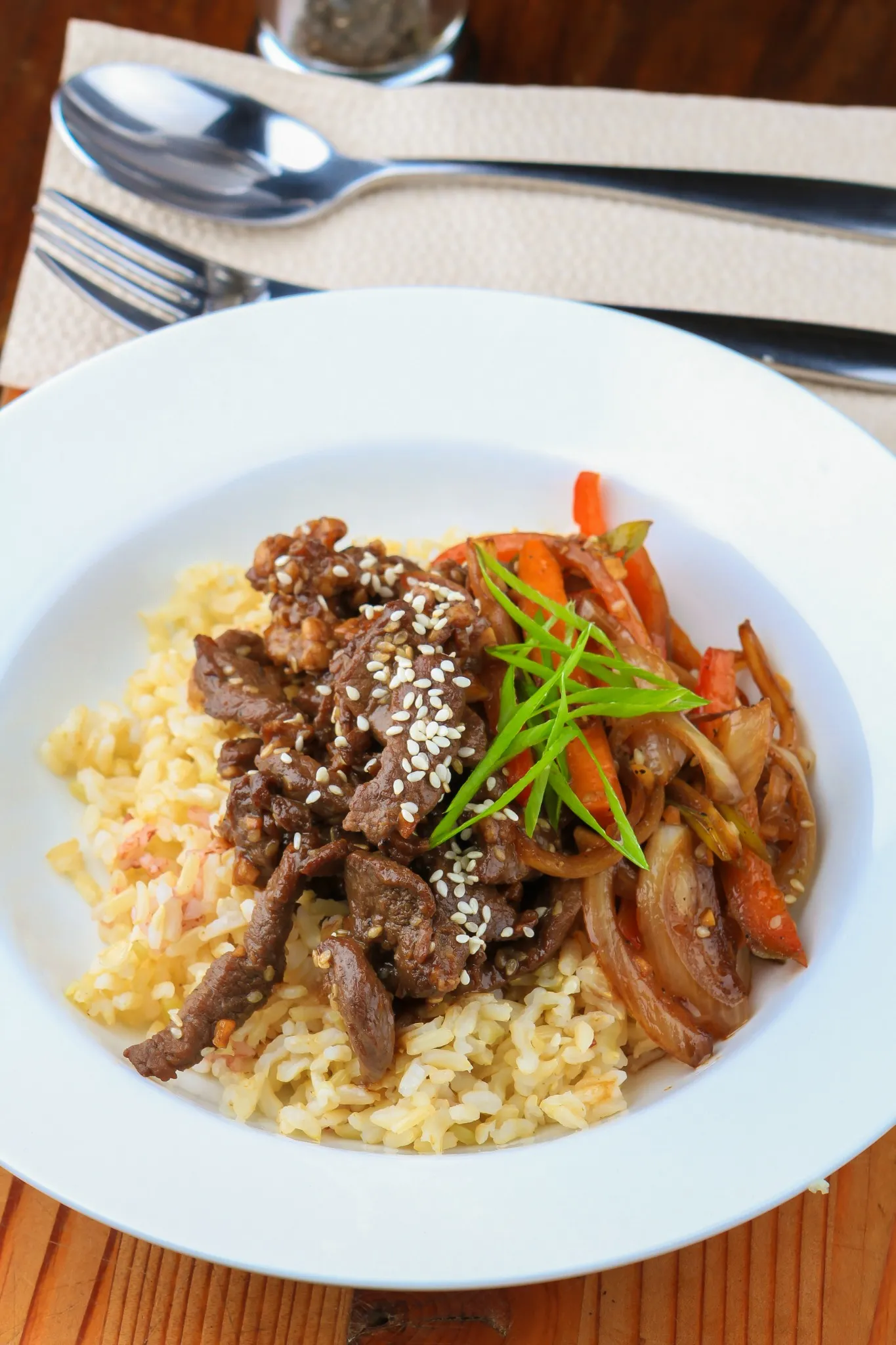  Prato balanceado com arroz integral, carne, vegetais e sementes de gergelim.