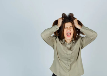 Mulher expressando frustração e estresse, ilustrando o impacto emocional do estresse na saúde mental.