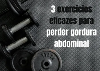 Imagem de halteres sobre um fundo de borracha, com destaque para os exercícios eficazes para perder gordura abdominal e melhorar a imunidade.