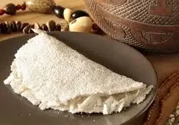 Tapioca tradicional servida em um prato com decoração rústica"