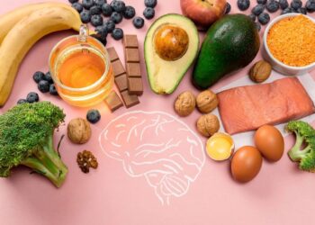 Imagem de alimentos saudáveis, como banana, abacate, chocolate, brócolis e salmão, que ajudam a melhorar o funcionamento do cérebro.