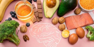 Imagem de alimentos saudáveis, como banana, abacate, chocolate, brócolis e salmão, que ajudam a melhorar o funcionamento do cérebro.