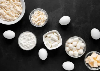 Produtos derivados do leite e ovos, como queijo e clara de ovo, são fontes ricas em albumina, uma proteína essencial para a recuperação muscular e crescimento de massa magra.