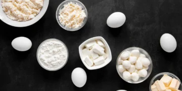 Produtos derivados do leite e ovos, como queijo e clara de ovo, são fontes ricas em albumina, uma proteína essencial para a recuperação muscular e crescimento de massa magra.