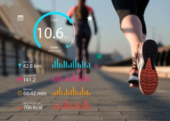 Estatísticas de atividade física visíveis na tela, incluindo distância, ritmo cardíaco, tempo e calorias queimadas.