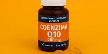 Frasco de suplemento de Coenzima Q10 com cápsulas sobre fundo laranja vibrante.