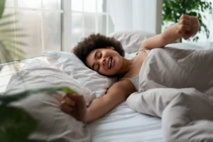 Mulher sorrindo ao acordar, começando o dia com energia positiva