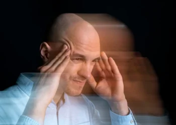 Homem com as mãos na cabeça, expressão de confusão mental ou esquecimento.