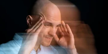 Homem com as mãos na cabeça, expressão de confusão mental ou esquecimento.