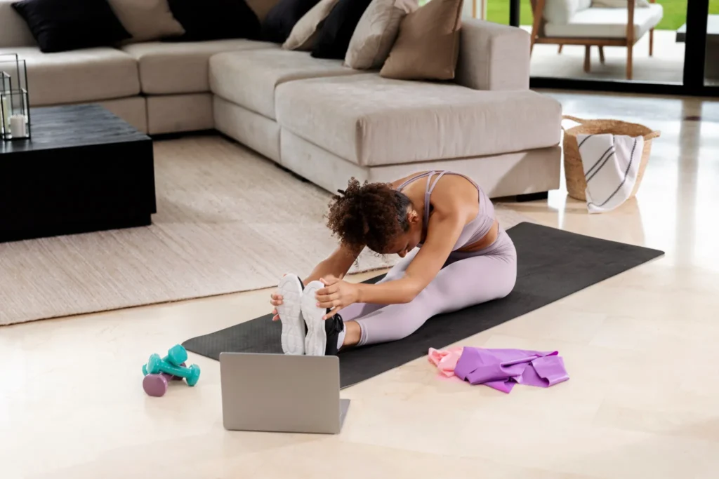 Mulher praticando pilates com orientação online.