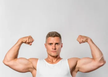 Homem forte exibindo os músculos dos braços em pose de força