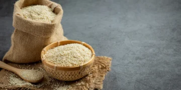 Psyllium em saco e cesta com fundo escuro.