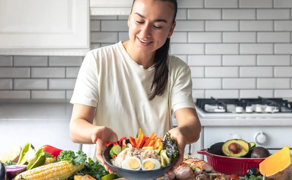 Mulher preparando uma refeição saudável com legumes e ovos, alimentos que ajudam a aumentar a vitamina D naturalmente.
