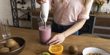 s com um mixer em um ambiente de cozinha rústica.