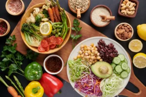 Prato colorido com vegetais frescos, legumes variados, grãos, sementes e castanhas, destacando uma alimentação saudável e rica em fibras.