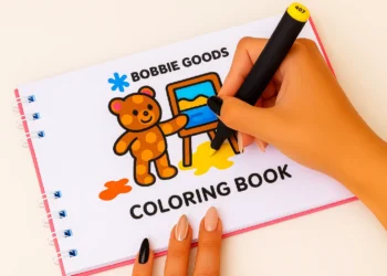 Mão colorindo o livro Bobbie Goods, usado como terapia para ansiedade e estresse.