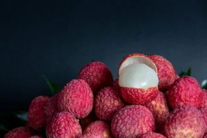 Lichia fresca com casca e polpa exposta, destacando a fruta para chá.