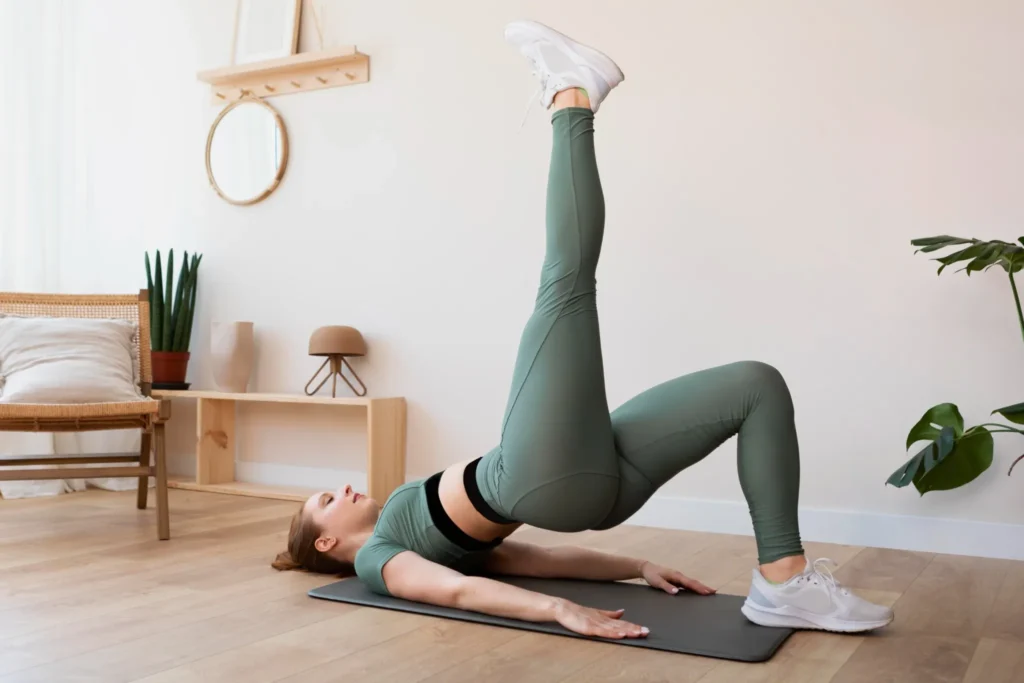 Mulher fazendo elevação de perna reta no tapete de yoga em casa