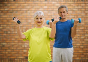 Idosos praticando exercício com halteres para manter a força muscular