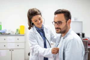 Médico realizando avaliação cardíaca em paciente antes da caminhada