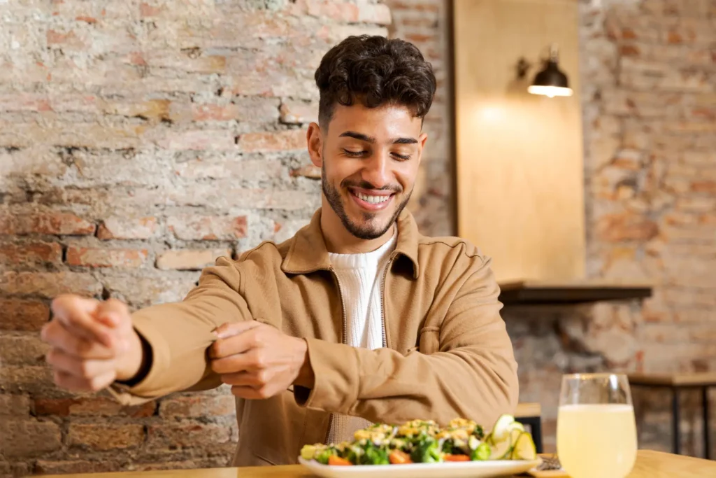 Homem sorrindo prestes a fazer uma refeição saudável.
