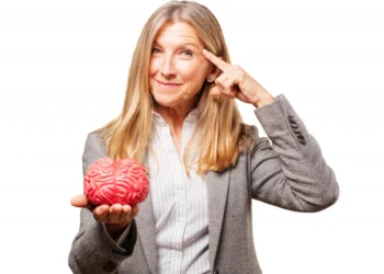 Mulher sorridente segurando um cérebro modelo, simbolizando teste de memória