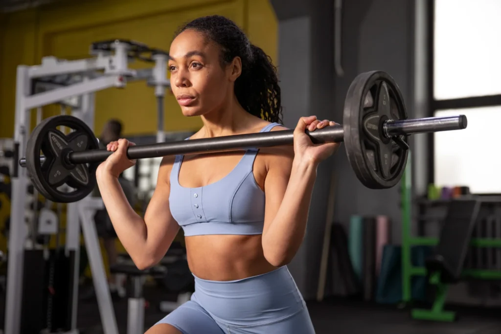 Mulher treinando barra para ganho de massa muscular e perda de gordura