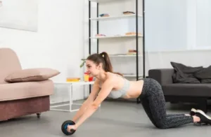 Mulher demonstrando exercício com roda abdominal em ambiente doméstico