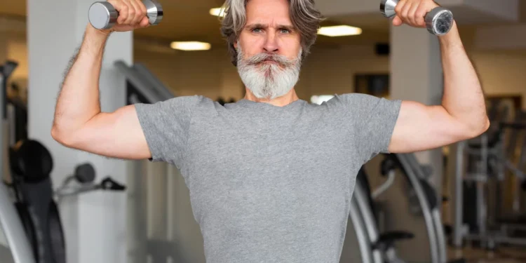 Idoso fazendo musculação com halteres para manter a saúde cerebral e física.