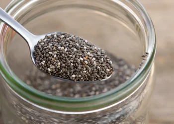 Sementes de chia em colher sobre pote de vidro, alimento saudável para dietas equilibradas