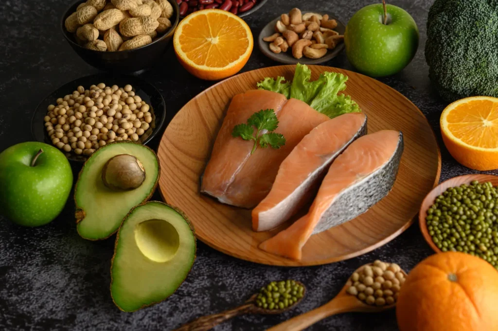 Alimentos ricos em ômega 3: salmão, abacate, castanhas e sementes em destaque