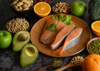 Alimentos ricos em ômega 3: salmão, abacate, castanhas e sementes em destaque