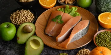Alimentos ricos em ômega 3: salmão, abacate, castanhas e sementes em destaque