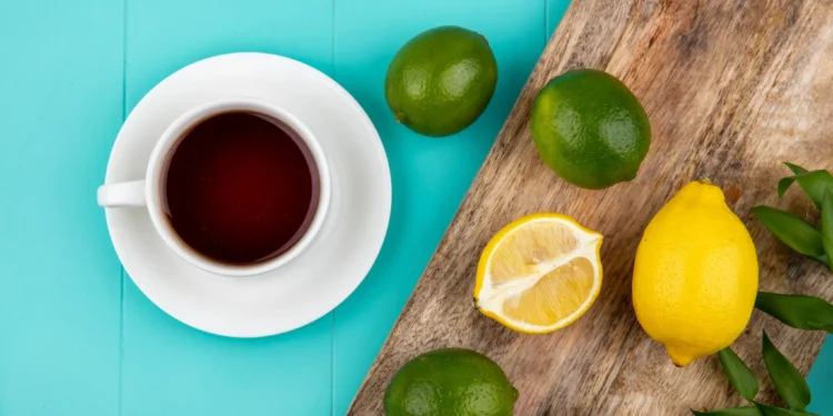 Café com limão em jejum: Mito ou verdade para perder barriga? Composição de chá e limões sobre fundo azul.