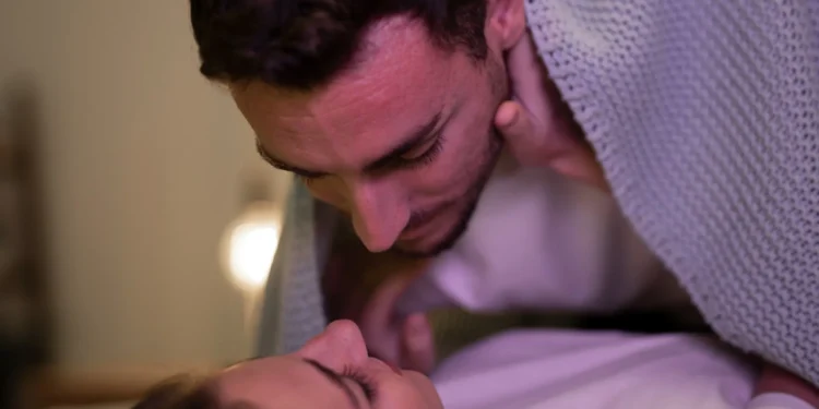 Casal em momento íntimo e acolhedor, mostrando conexão e afeto em ambiente doméstico