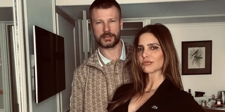 Fernanda Lima e Rodrigo Hilbert posam juntos, reacendendo o debate sobre a intimidade no casamento.