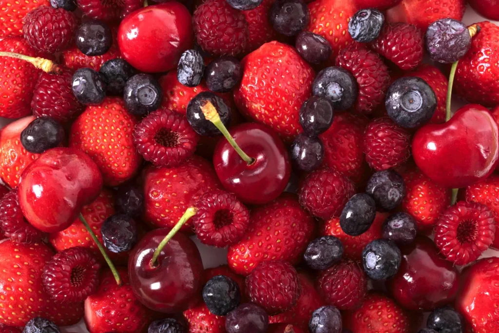 Frutas vermelhas variadas como morangos, framboesas, cerejas e mirtilos