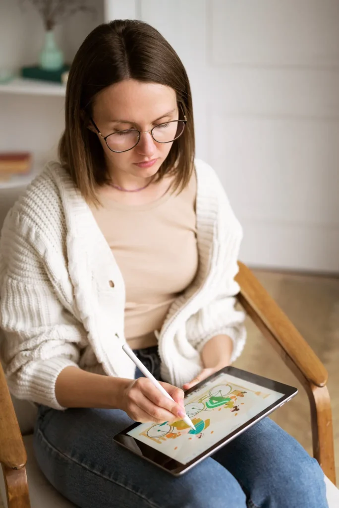  Mulher utilizando tablet com caneta digital, ilustrando o benefício do treinamento cognitivo.
