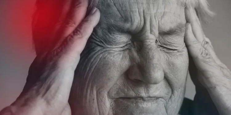 Idosa com expressão de dor e desconforto, ilustrando sintomas iniciais de Alzheimer.
