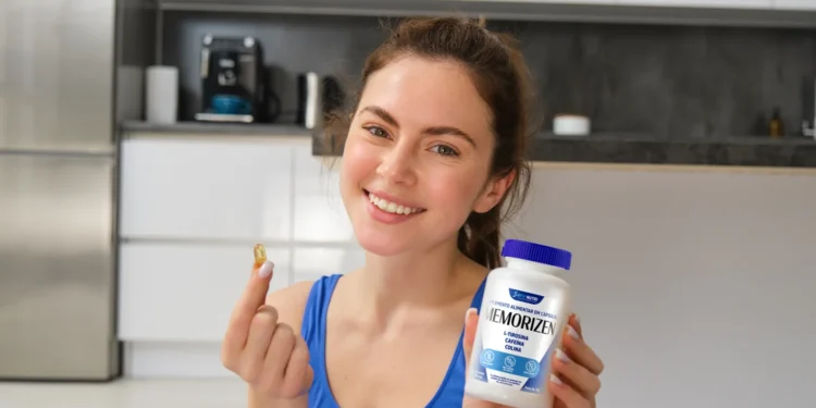 Mulher sorrindo segura cápsula e pote do suplemento natural Memorizen para memória