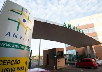 Entrada da ANVISA, órgão responsável pela regulação de medicamentos e suplementos no Brasil.