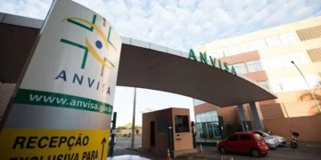 Entrada da ANVISA, órgão responsável pela regulação de medicamentos e suplementos no Brasil.