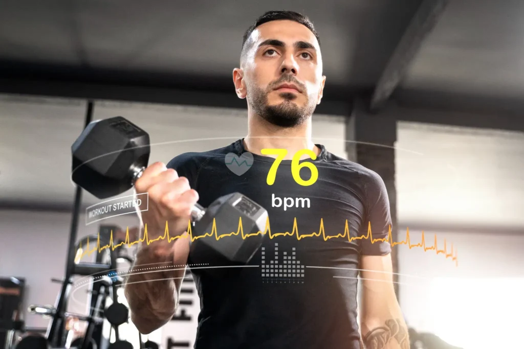 Pessoa praticando atividade física com foco em monitoramento de frequência cardíaca durante treino de musculação.