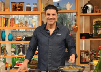 Chef Edu Guedes cozinhando em cenário de programa de TV, relacionado a aumento de buscas por câncer de pâncreas.