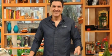 Chef Edu Guedes cozinhando em cenário de programa de TV, relacionado a aumento de buscas por câncer de pâncreas.