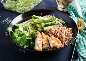 Salada saudável com frango grelhado